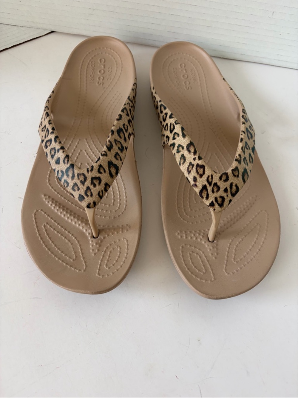 Crocs‎ Women's Kadee II Leopard Print Flip Flops - Picture 2 of 6